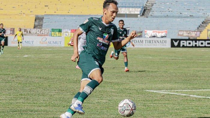 Rachmad Hidayat saat membawa bola dalam pertandingan keempat PSMS Medan saat berhadapan dengan tuan rumah PSPS, Senin (22/11/2021).