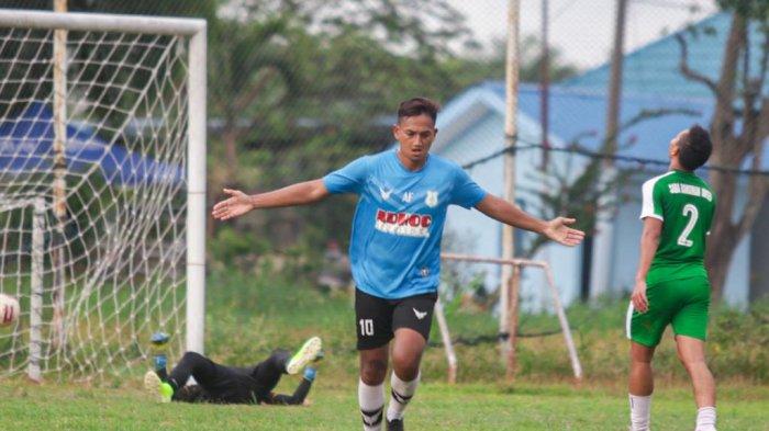 Rachmad Hidayat selebrasi usai mencetak gol pada laga uji coba melawan Saba Bangunan United di Lapangan TGM Helvetia, Jumat (2/4/2021) sore. Dalam laga ini PSMS Medan menang telak 6-0.