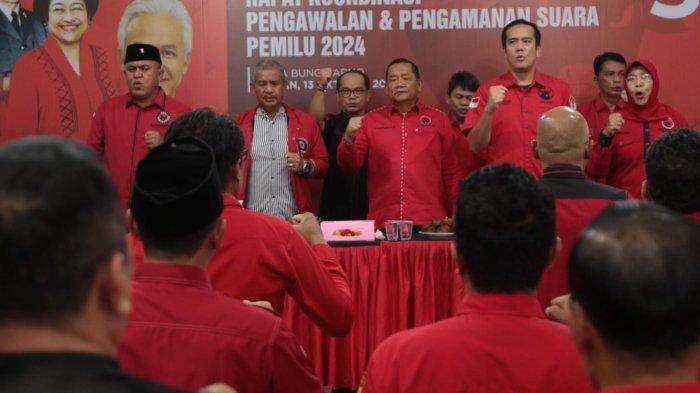 Ketua DPD PDI Perjuangan Sumut Drs Rapidin Simbolon MM didampingi Sekretataris DR Sutarto MSi dan Bendahara Meriahta Sitepu bersama unsur pengurus memnyanbyikan mars PDI Perjuangan sebelum memimpin Rapat Koordinasi (Rakor) Pengawalan Pemilu 2024 di Kantor DPD PDI Perjuangan Sumut di Jalan Jamin Ginting Medan, Jumat (13/10/2023).