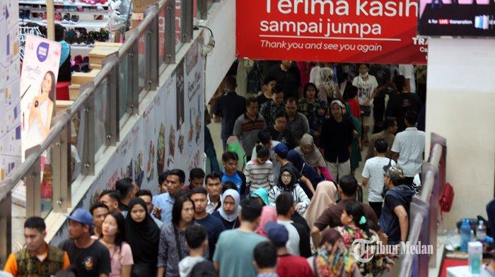 Pengunjung memadati Plaza Medan Fair, Medan, Sumatera Utara, Senin (3/6/2019).TRIBUN MEDAN/RISKI CAHYADI