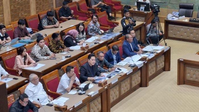 RAKER NATURALISASI - Ketua Umum PSSI, Erick Thohir beserta jajarannya saat menghadiri rapat kerja bersama Komisi X DPR RI terkait proses naturalisasi  Emil Audero, Dean James dan Joe Pelupessy, Gedung Nusantara I, Senayan, Jakarta, Rabu (5/3/2025).