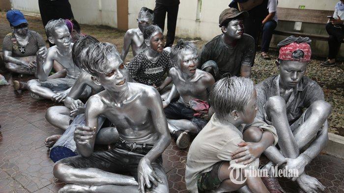 Sejumlah 'manusia silver' terjaring razia, di Jalan Pinang Baris, Medan, Sumatera Utara, Rabu (3/6/2020). Satuan Polisi Pamong Praja (Satpol PP) mengamankan 12 manusia silver atau silver man dalam razia Penyandang Masalah Kesejahteraan Sosial (PMKS).TRIBUN MEDAN/RISKI CAHYADI
