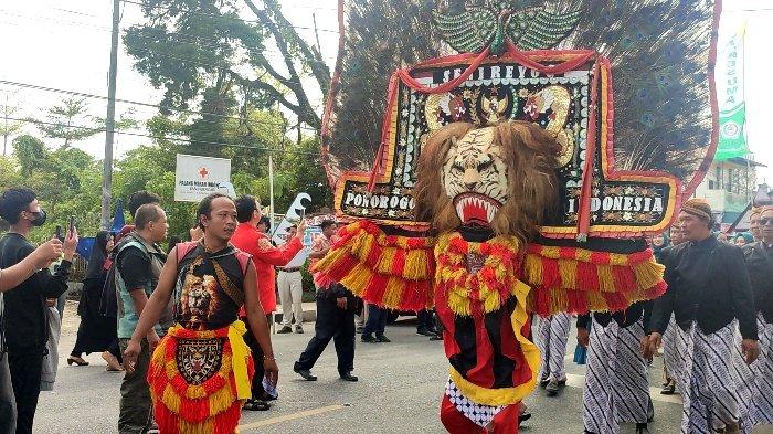 Pagelaran seni reog turut ditampilkan dalam momen Festival Njuah-njuah yang dilaksanakan di Kota Sidikalang, Kabupaten Dairi