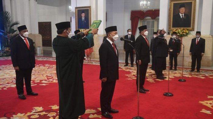 Ketua Umum PAN Zulkifli Hasan (tengah), mantan Panglima TNI Marsekal Purn Hadi Tjahjanto (kedua kanan), Wamen PUPR John Wempi Watipo (kanan) dan Sekjen PBB Afriansyah Noor disumpah saat upacara pelantikan menteri dan wakil menteri Kabinet Indonesia Maju sisa masa jabatan periode 2019-2024 di Istana Negara, Rabu (15/6/2022). Presiden Joko Widodo secara resmi melantik Menteri Perdagangan Zulkifli Hasan, Menteri ATR/BPN Hadi Tjahjanto, Wamen ATR Raja Juli Antoni, Wamendagri John Wempi Watipo dan Wamenaker Afriansyah Noor.
