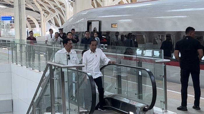 Presiden Jokowi dan Menko Luhut di Stasiun Halim akan naik kereta cepat menuju Bandung, Rabu (13/9/2023). (taufik ismail/tribunnews)