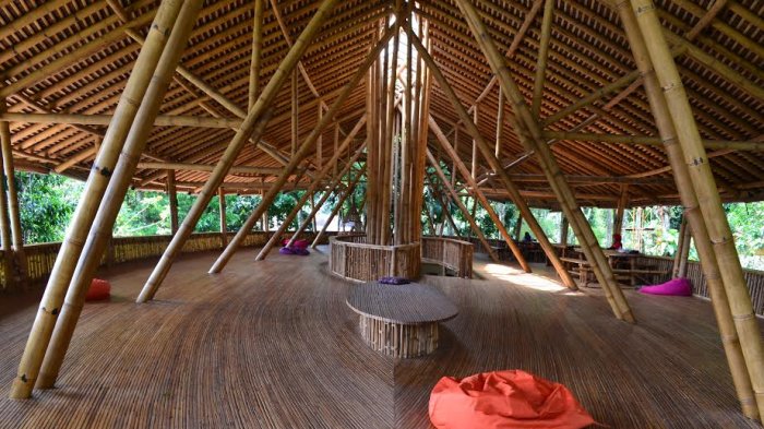 Suasana Restoran Kapal Bambu Ecolodge dengan bahan dasar bambu dan furnitur bambu beberapa waktu lalu. (Tribun-Medan.com/ Silfa Humairah)