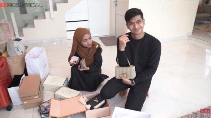 Ria Ricis dan Teuku Ryan memperlihatkan seserahan lamaran mereka yang terdiri dari berbagai barang mewah, Minggu (26/9/2021). (Capture YouTube Ricis Official)