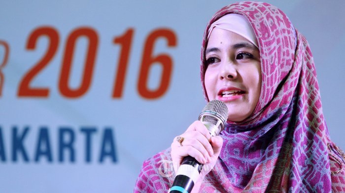 Pemain film Risty Tagor saat menghadiri acara pameran Hijab, Fashion & Accessories Mall to Mall 2016 yang digelar oleh Kementerian Perdagangan di Mall Gandaria City, Jakarta Selatan, Rabu (21/9/2016). Risty Tagor hadir sebagai pembicara dan memberikan tutorial cara memakai hijab yang simpel. Tribunnews/Jeprima