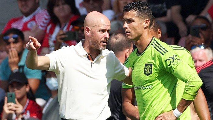 BERKHIANAT - Pelatih Manchester United Erik Ten Hag (kiri) berbicara pada Cristiano Ronaldo pada satu momentum pertandingan Liga Inggris versus Southampton di St Mary’s Stadium, beberapa waktu lalu. Dalam wawancaranya yang mengejutkan dengan wartawan Inggris Piers Morgan, Ronaldo menyebut sejumlah orang di klub mengkhianatinya, termasuk Ten Hag.