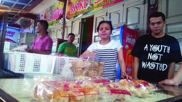 ROTI ketawa yang dijual di Roti Ketawa Sambo menjadi pilihan masyarakat dan wisatawan yang dating berkunjung ke Siantar.