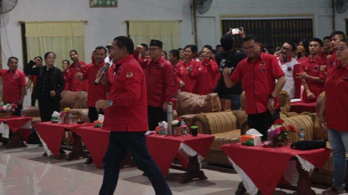 Ratusan Kader terdiri dari masing-masing PAC DPC PDI Perjuangan Nias Barat memberi salam kepada Ketua DPD PDI Perjuangan Sumut Drs Rapidin Simbolon MM dan Ketua DPC Evolut Zebua, serta Penyabar Nakhe Wakil Ketua DPD  di Halll Tokosa, Desa Onolimbu Kecamatan Lahomi Kabupaten Nias Barat, Minggu (10/11/2023).