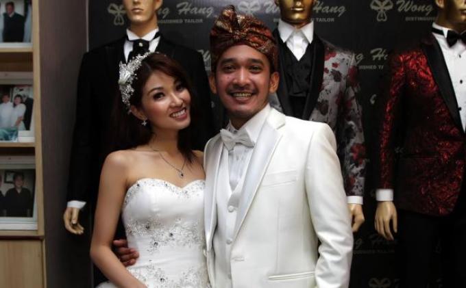 Pasangan selebriti Ruben Onsu dan Wenda Tan berpose di ketika menjalani fitting busana pengantin mereka di Wong Hang, Arteri Pondok Indah, Jakarta Selatan, Selasa (8/10/2013). Pernikahan Ruben dan Wenda digelar pada 22 Oktober 2013 di Nusa Dua, Bali.