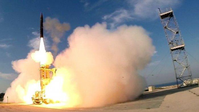 Foto yang dirilis Kementerian Pertahanan Israel pada Desember 2015, yang menunjukkan rudal pencegat Arrow 3 diluncurkan di lokasi yang dirahasiakan.