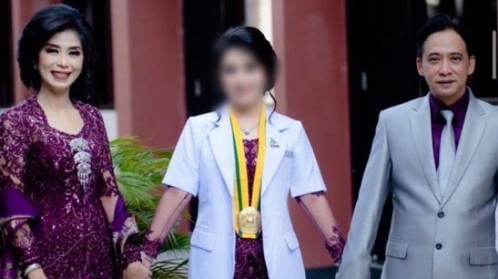 (tengah) Lady bersama kedua orangtuanya, Sri Meilani dan Dedy Status Lady Aurellia Pramesti (LD), mahasiswi koas RSUD Siti Fatimah dibekukan sementara imbas terseret penganiayaan Luthfi, rekannya dokter koas