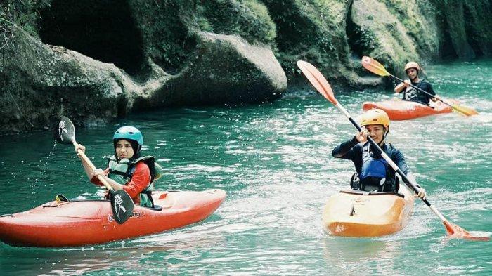 Salah seorang wisatawan saat bermain kayak di sungai Namu Sira-Sira, Desa Sei Binge, Kabupaten Langkat.