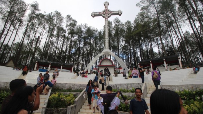 Pengunjung melakukan berbagai aktivitas di Salib Kasih Tatutung sat libur Natal, Rabu (27/12/2017)