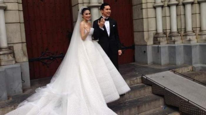 Sandra Dewi dan Harvey Moeis usai acara pemberkatan pernikahan di Gereja Kathedral, Jakarta Pusat, Selasa (8/11/2016). (Tribunnews/NurulHanna)