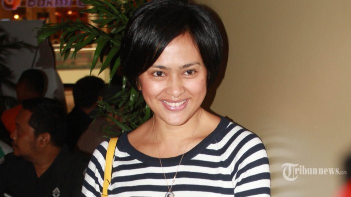 Sarah Sechan pada acara jumpa pers soal digugatnya tokoh Si Buta Dari Goa Hantu yang diperankan Tora Sudiro, dalam film Kacaunya Dunia Persilatan, oleh PT Bumi Langit sebagai pemegang hak lisensi di XXI Mal Pondok Indah 1, Jakarta Selatan, Sabtu (24/1/2015). Pada kesempatan itu Tora Sudiro selaku pemeran tokoh Si Buta Dari Goa Hantu, memberikan klarifikasinya. WARTA KOTA / NUR ICHSAN
