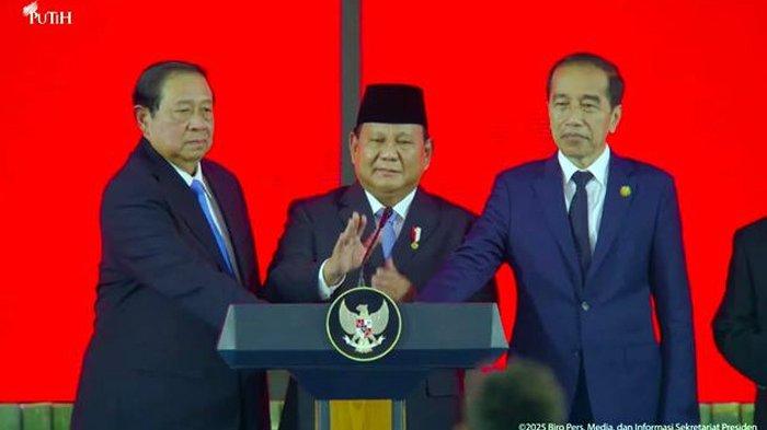 FOTO Presiden Prabowo Subianto (tengah) bersama Presiden ketujuh Joko Widodo (kedua kanan), Presiden keenam Susilo Bambang Yudhoyono (kedua kiri) saat meluncurkan secara simbolis badan pengelola investasi Daya Anagata Nusantara (Danantara) di Istana Negara, Jakarta, Senin (24/2/2025). (Tangakapan Layar Video)