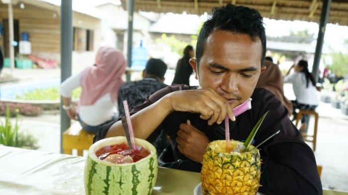 Segarnya menu Es Mojito Nanas dan Semangka Warung Kawan Kito, Dusun 2, Desa Air Joman, Kecamatan Air Joman, Kabupaten Asahan. Rabu(4/8/2021).