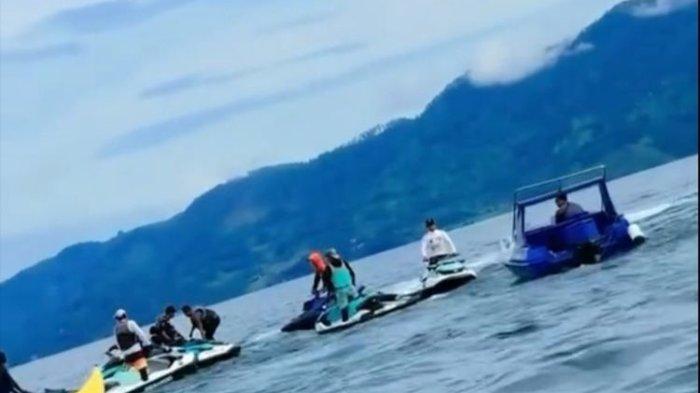 Tangkapan Layar video sekelompok pria mengendarai Jetski dan speedboat diduga menghalangi tamu saat melintas di perairan Danau Toba, Tuk tuk Siadong, Kabupaten Samosir, Sumatera. (KOMPAS.COM/TEGUH PRIBADI)