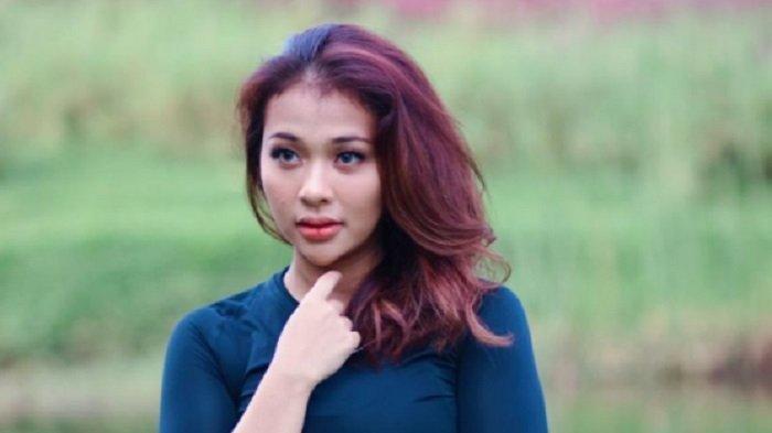 Fitri Diceraikan Suami, Cantiknya Bikin Mantan Menyesal