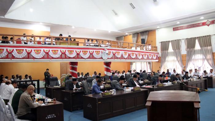 Dewan Perwakilan Rakyat Daerah (DPRD) Kabupaten Pakpak Bharat, Provinsi Sumatera Utara, menggelar Sidang Paripurna hari ini Rabu (16/7/2025), untuk menyampaikan Pemandangan Umum Fraksi-Fraksi atas pidato Nota Pengantar Bupati Pakpak Bharat. Sidang Paripurna yang dipimpin Ketua DPRD Pakpak Bharat, Elson Angkat, ini dihadiri oleh Wakil Bupati Pakpak Bharat, H Mutsyuhito Solin, bersama Sekretaris Daerah Pakpak Bharat, Jalan Berutu, dan seluruh Pimpinan Organisasi Perangkat Daerah (OPD) Pakpak Bharat, para Pejabat Eselon II, serta Pimpinan Instansi Vertikal. (Diskominfo Pakpak Bharat)