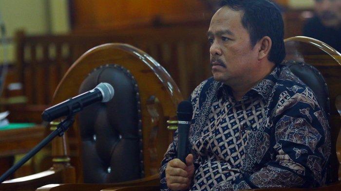 Bupati Labuhanbatu nonaktif Pangonal Harahap mengikuti sidang sebagai saksi atas kasus suap terhadap dirinya dengan terdakwa Effendi Syahputra alias Asiong, di Pengadilan Negeri, Medan, Senin (5/11). Agenda sidang keterangan saksi atas kasus suap sejumlah proyek di Pemkab Labuhanbatu tahun 2018, sebagai Bupati terpilih Pangonal diduga meminta fee sebesar Rp 3 miliar dari kontraktor.  