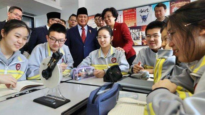 Presiden terpilih RI periode 2024-2029 Prabowo Subianto menyempatkan berkunjung ke sekolah Beijing No. 2 Middle School, di Dongcheng District, Beijing, China, Selasa (2/4/2024). Prabowo mengunjungi skolah itu guna meninjau penerapan program makan siang untuk siswa. Kunjungan ini dilakukan usai serangkaian pertemuannya dengan pejabat tinggi di China. (Dok.Kemenhan)