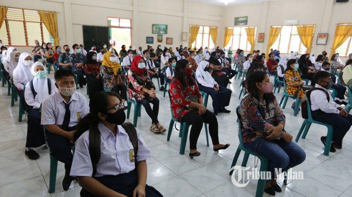Sejumlah siswa baru yang didampingi orangtuanya mengikuti Masa Pengenalan Lingkungan Sekolah (MPLS) di SMP Negeri 1 Medan, Sumatera Utara, Kamis (9/7/2020).TRIBUN MEDAN/RISKI CAHYADI
