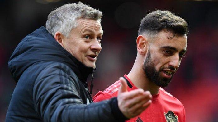 Gelandang Manchester United Bruno Fernandes (kanan) dan manajer Manchester United Ole Gunnar Solskjaer (kiri) bereaksi ketika mereka meninggalkan lapangan pada akhir pertandingan sepak bola Liga Inggris antara Manchester United dan Watford di Old Trafford di Manchester, Inggris, pada 23 Februari , 2020.