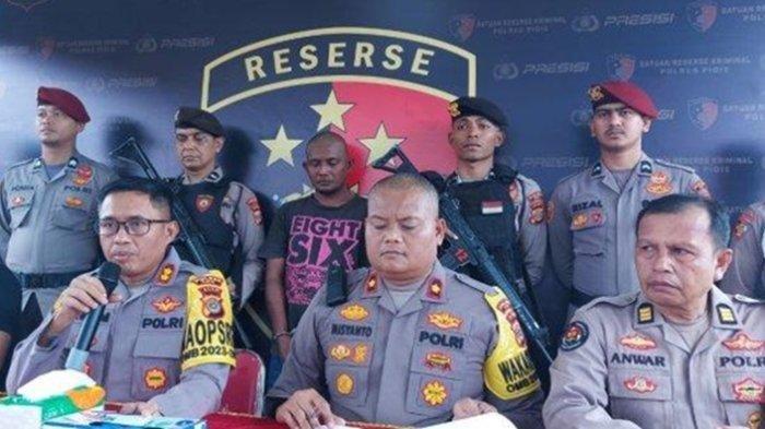 Kapolres Pidie AKBP Imam Asfali (dua kiri) memberikan keterangan pers terkait kasus suami bunuh istri di Gampong Pulo Loih, Kecamatan Titeu, Pidie, Aceh, Jumat (19/1/2024).