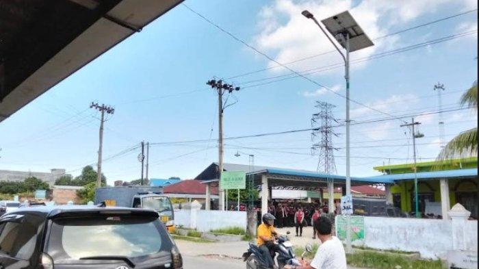 suasana di Jalan Selambo, Desa Amplas, Kecamatan Percut Seituan, Deliserdang, tampak sejumlah personel kepolisian disiagakan, usai terjadinya bentrokan.