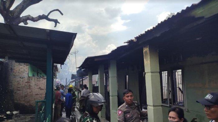 Suasana di lokasi kebakaran di Asrama Eks Kowilhan TNI AD saat ini, Selasa (23/4/2024). 