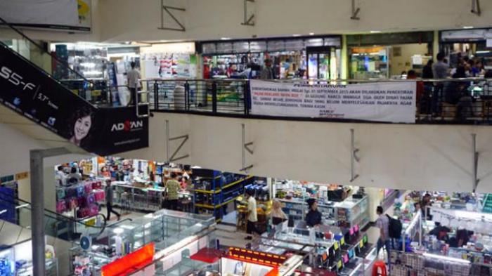 Suasana pusat perbelanjaan komputer Harco Mangga Dua, Jakarta Utara, Kamis (18/9/2015).