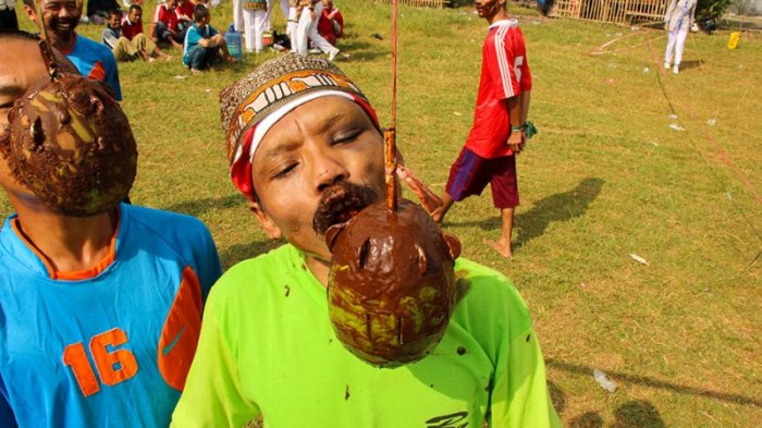 Sumanto mengikuti lomba gigit koin dalam rangka menyambut HUT Ke-73 RI di lapangan Desa Bungkanel, Kecamatan Karanganyar, Purbalingga, Jawa Tengah, Minggu (12/8/2018). Nama Sumanto dikenal luas lantaran kasus kanibalisme yang dilakukannya saat mencuri dan menyantap mayat Mbah Rinah pada tahun 2003 silam.