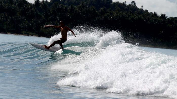Surfing di Pantai Sorake