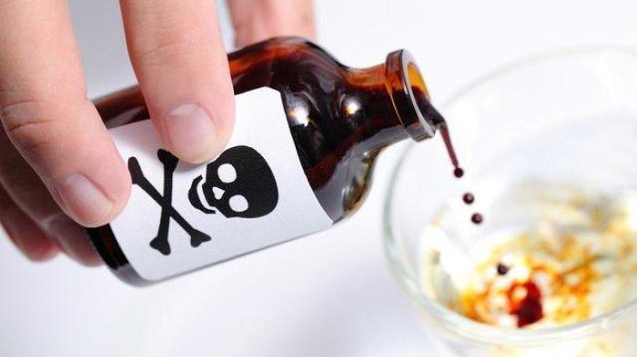 Seorang anak perempuan GN (17) diduga nyaris meracuni bapak kandungnya sendiri JR (40). Kejadian tersebut terjadi di Dusun Koppe, Desa Liliriawang, Kecamatan Bengo, Kabupaten Bone pada Sabtu (1/3/2025)