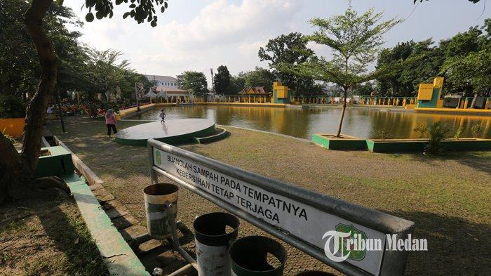 Warga berkunjung ke Taman Sri Deli di Medan, Sumatera Utara, Selasa (14/1/2020).TRIBUN MEDAN/RISKI CAHYADI