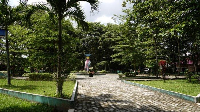 Taman Terbuka Hijau Mahoni yang terletak di Jalan Mahoni, Mekar Baru, Kecamatan Kota Kisaran Barat, Kabupaten Asahan / Taman terbuka hijau Taufan Gama Simatupang yang mengarah ke masjid agung Kisaran, Ahmad Bakrie 