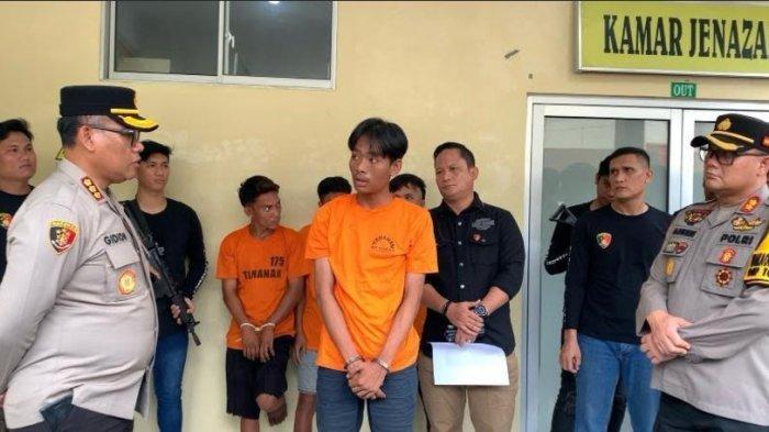 tampang Muhammad Fajar Rizky (18), pelaku begal sadis yang rampok sepeda motor Yamaha N-Max milik korbannya yang berprofesi sebagai pemotong ayam bernama Iswan. Aksi begal itu terjadi di Jalan Brigjen Zein Hamid, Kecamatan Medan Johor, pelaku sempat dihadirkan saat konferensi pers di depan Kamar Jenazah Rumah Sakit Bhayangkara Medan, Rabu (20/11/2024). TRIBUN-MEDAN/ALFIANSYAH