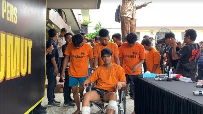 tampang para pelaku penyerangan warga di Jalan Selambo, Desa Amplas, Kecamatan Percut Seituan, Deliserdang, yang mengakibatkan dua orang warga meninggal dunia. Para pelaku dihadirkan saat konferensi pers di Polrestabes Medan, Jumat (25/10/2024). TRIBUN-MEDAN/ALFIANSYAH