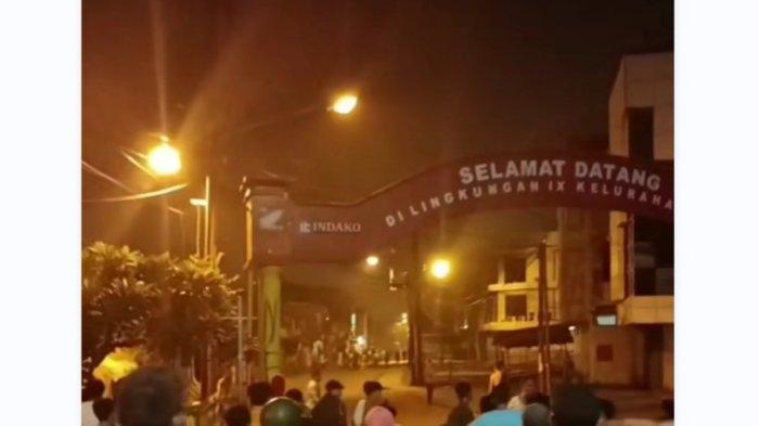 tangkap layar rekaman video amatir, dua kelompok warga terlibat tawuran di Jalan Mangkubumi, Kecamatan Medan Maimun