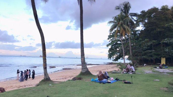 Pemandangan laut di sini sangat indah karena berhadapan dengan gedung-gedung tinggi Negeri Jiran, Singapura.