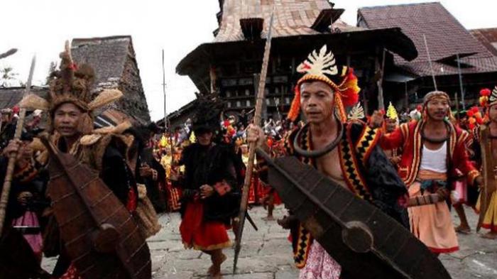 Masyarakat Nias mempersembahkan sebuah tarian tradisional pada puncak acara kegiatan 'Bawomataluo 2011' yaitu Pagelaran Atraksi Budaya dan Pameran Promosi Hasil Kerajinan masyarakat Nias di Desa Bawomataluo, Kecamatan Fanayama, Nias Selatan, Sumut, Minggu (15/5/2010). Pagelaran kebudayaan yang berlangsung selama tiga hari berturut-turut, tersebut disambut antusiasme wisatawan lokal dan mancanegara.