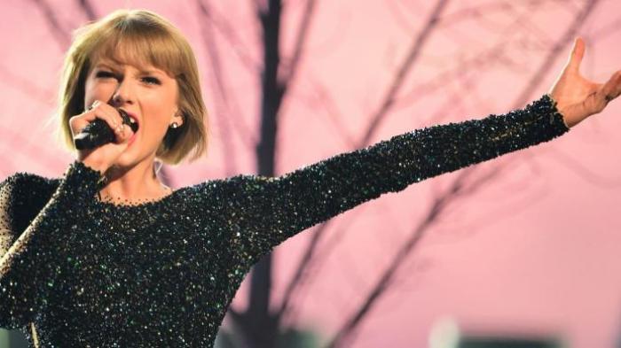 Taylor Swift tampil dengan lagu Out of The Woods dalam pergelaran Grammy Awards 2016 di Staples Center, Los Angeles, California, AS, pada Senin (15/2/2016) malam waktu setempat.