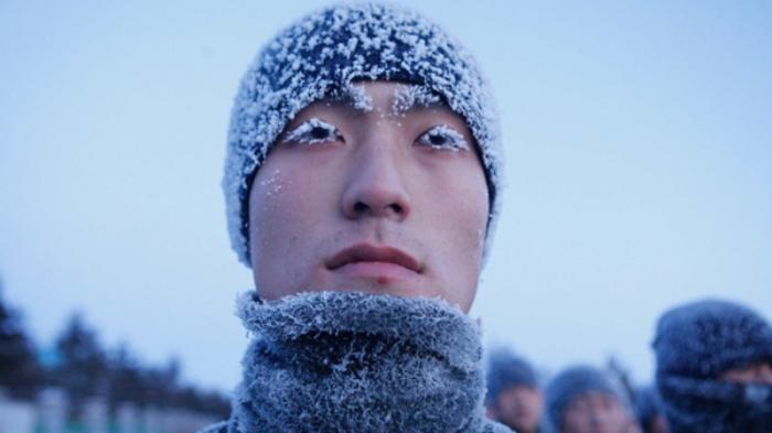 Tentara China berlatih di tengah cuaca dingin