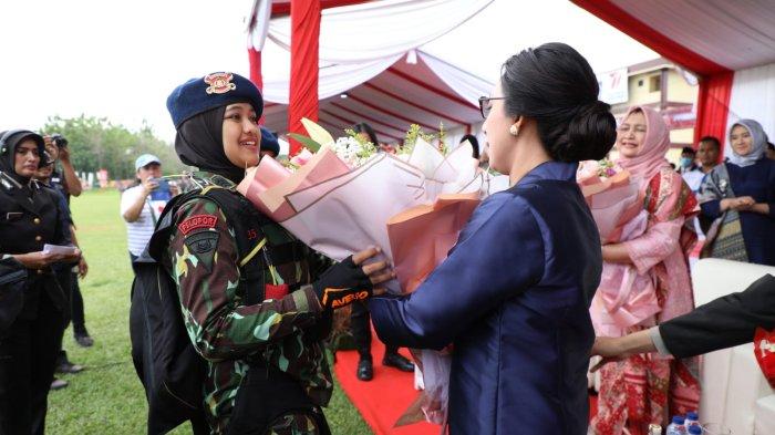 Personel Sat Bribob Polda Sumut disambut Ketua Bhayagkara Polda Sumut Ny Rita Panca Simanjnutak usai atraksi terjun payung memeriahkan acara puncak peringatan Hari Bhayangkara 77 yang digelar Polda Sumut di Lapangan Bola, Mapoldasu, Sabtu (1/7/2023).