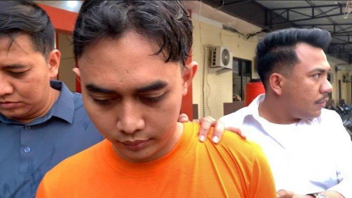 tersangka Panji Satria pelaku pembunuhan terhadap Echa Tampubolon, ketika digiring ke sel tahanan Polrestabes Medan, Selasa (5/12/2023). TRIBUN-MEDAN/ALFIANSYAH
