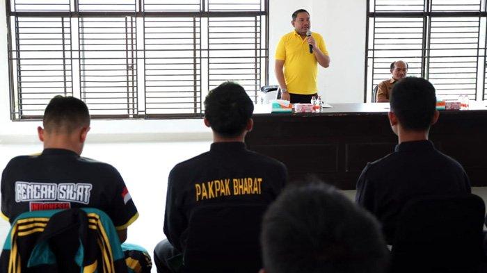 Bupati Pakpak Bharat Franc Bernhard Tumanggor melepas Tim Moccak Kabupaten Pakpak Bharat yang akan berlaga di 